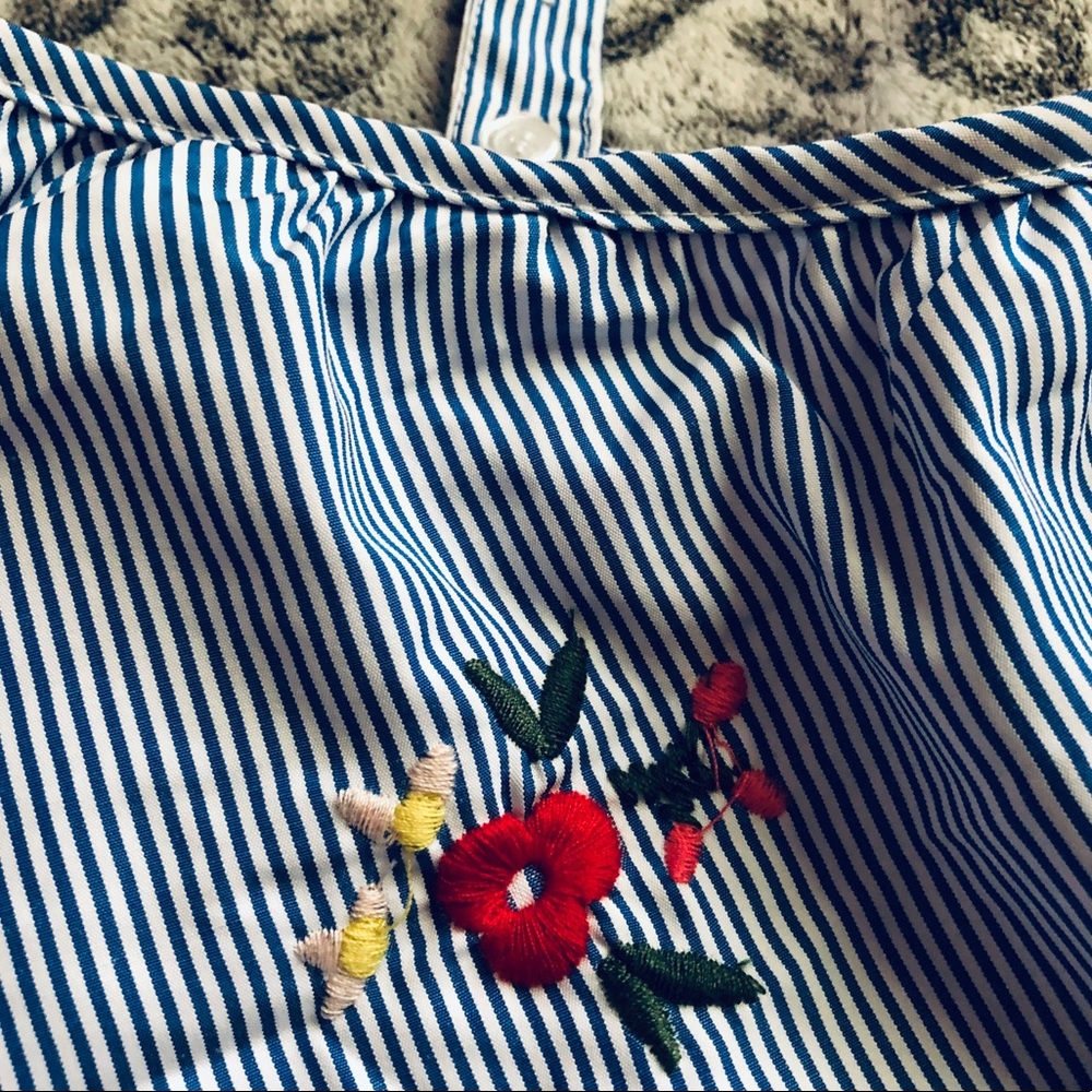 pinstripe top with flower embroidery 🍒💙 - Picture 3 of 3